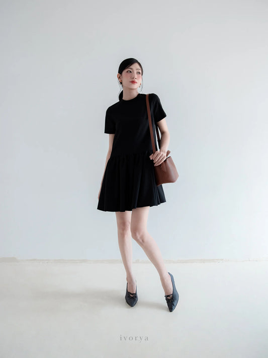 Đầm mini cổ tròn màu đen, tay ngắn và bèo lai nhún nhẹ - YD9861