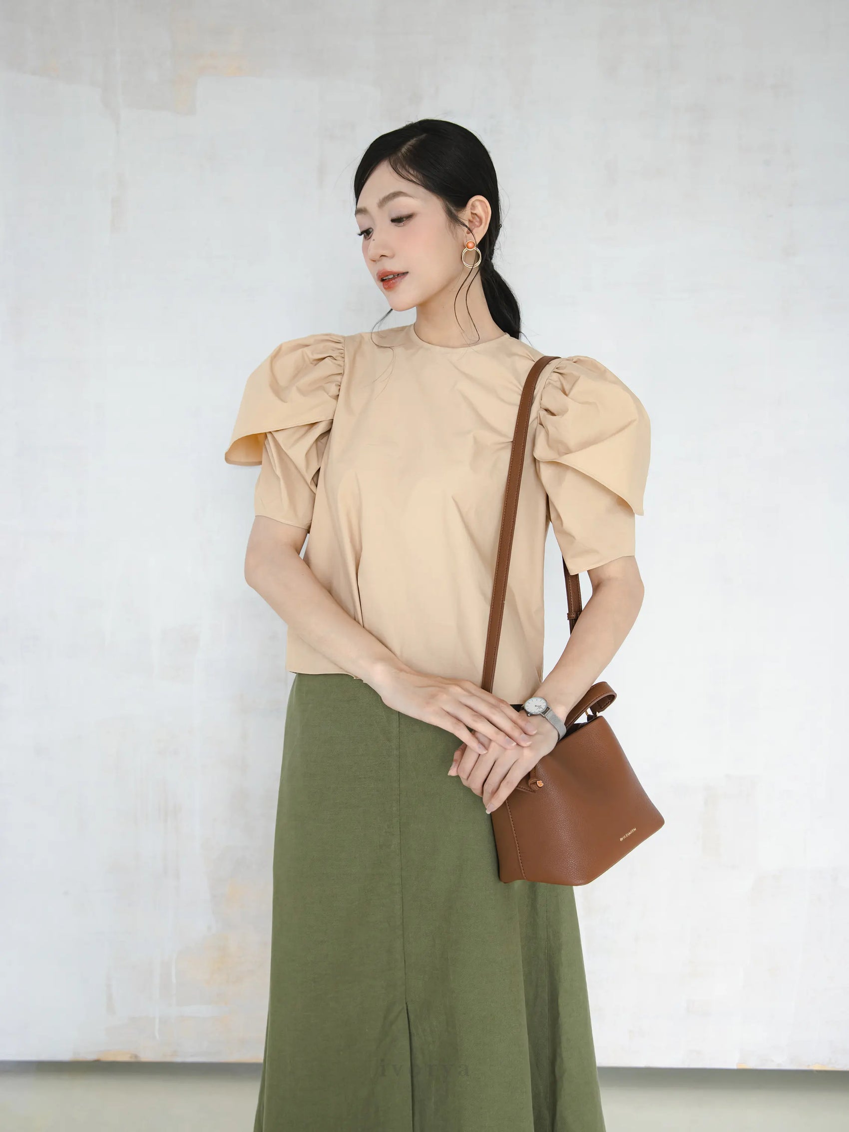 Áo kiểu nữ màu be, cổ tròn và tay áo phồng - SH9834