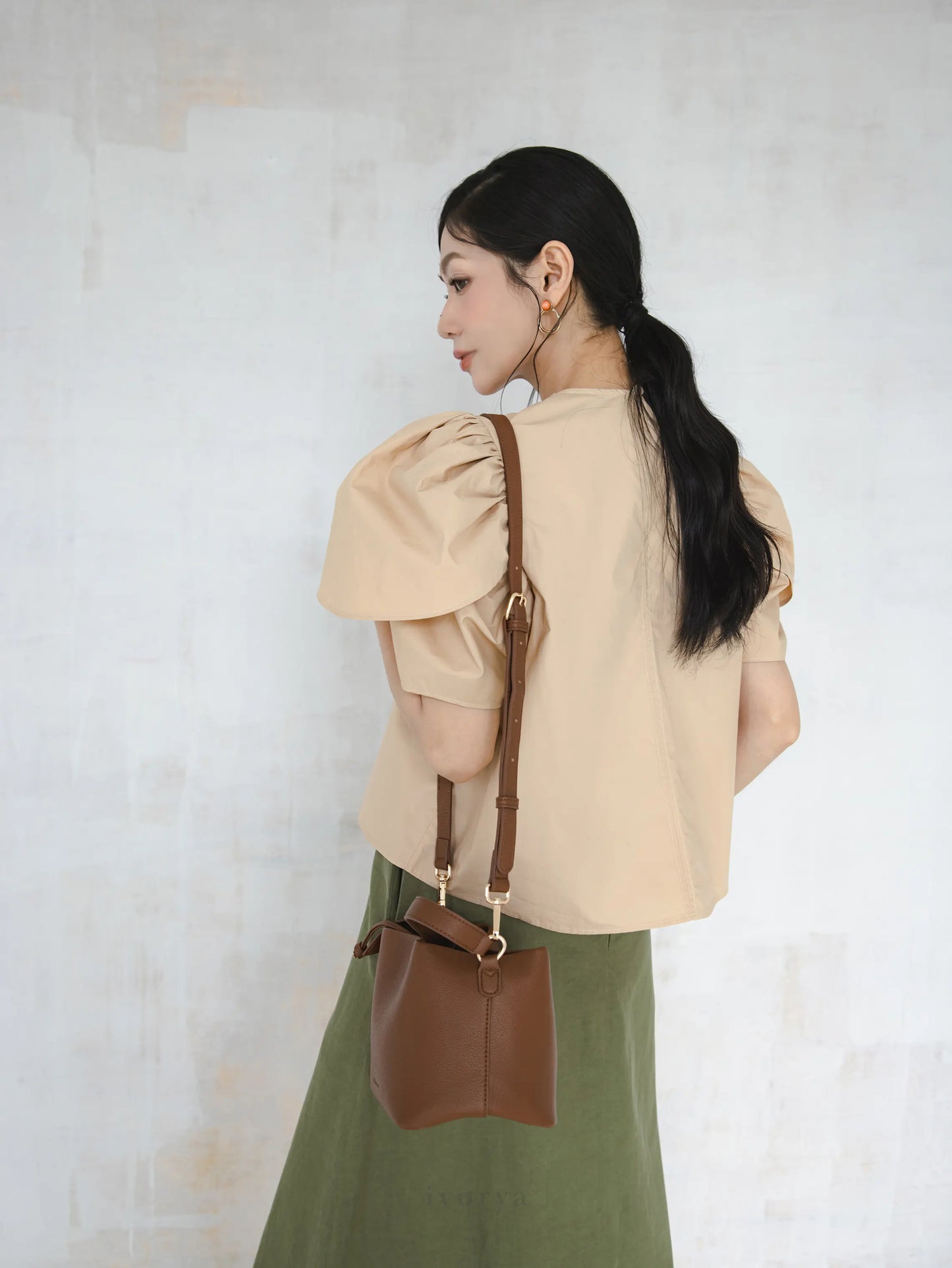 Áo kiểu nữ màu be, cổ tròn và tay áo phồng - SH9834