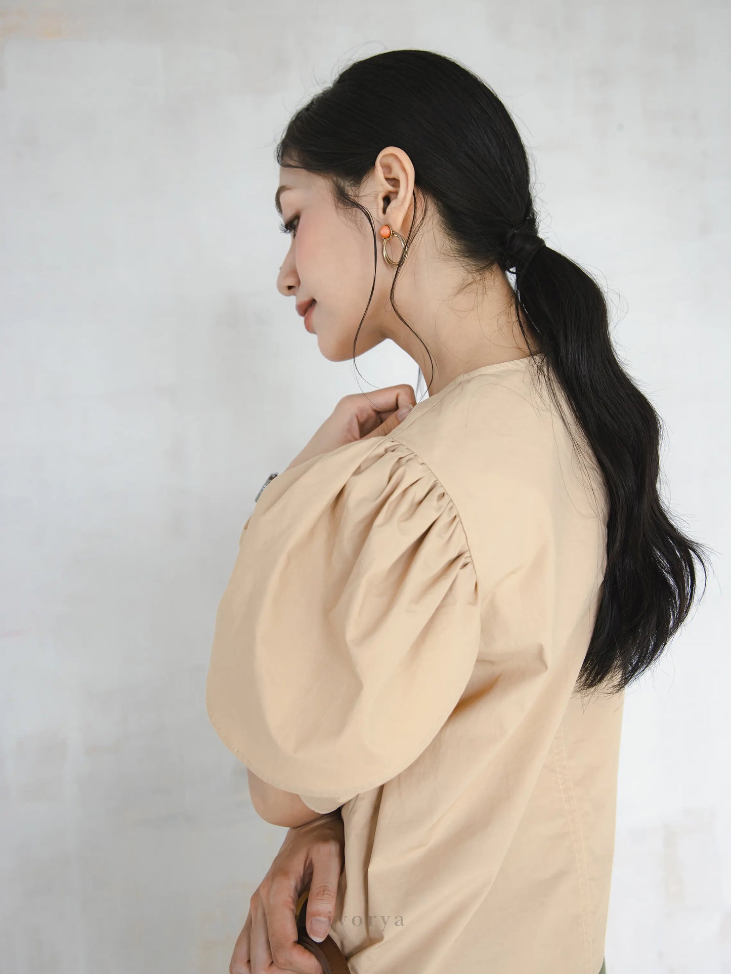 Áo kiểu nữ màu be, cổ tròn và tay áo phồng - SH9834