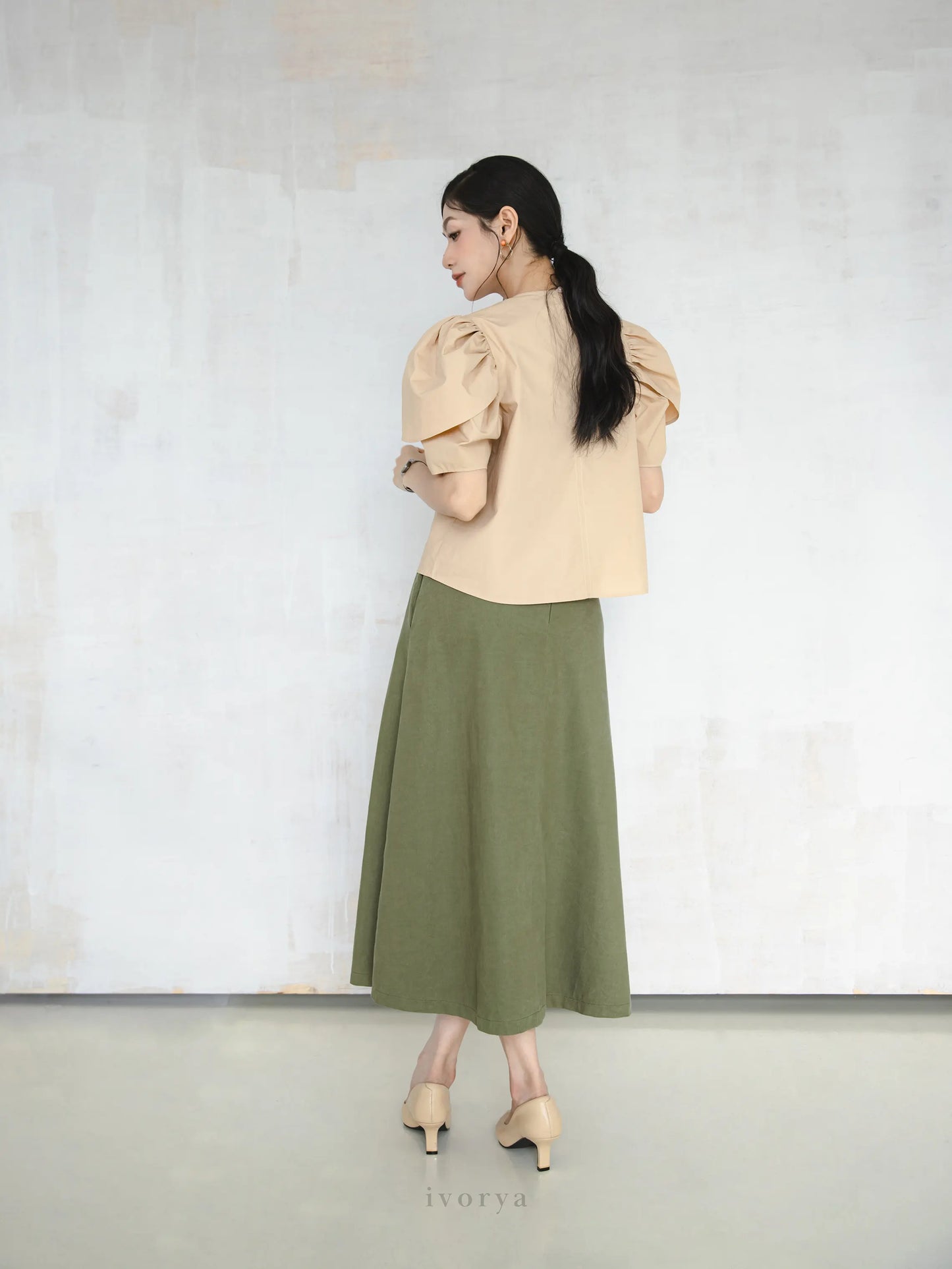 Áo kiểu nữ màu be, cổ tròn và tay áo phồng - SH9834