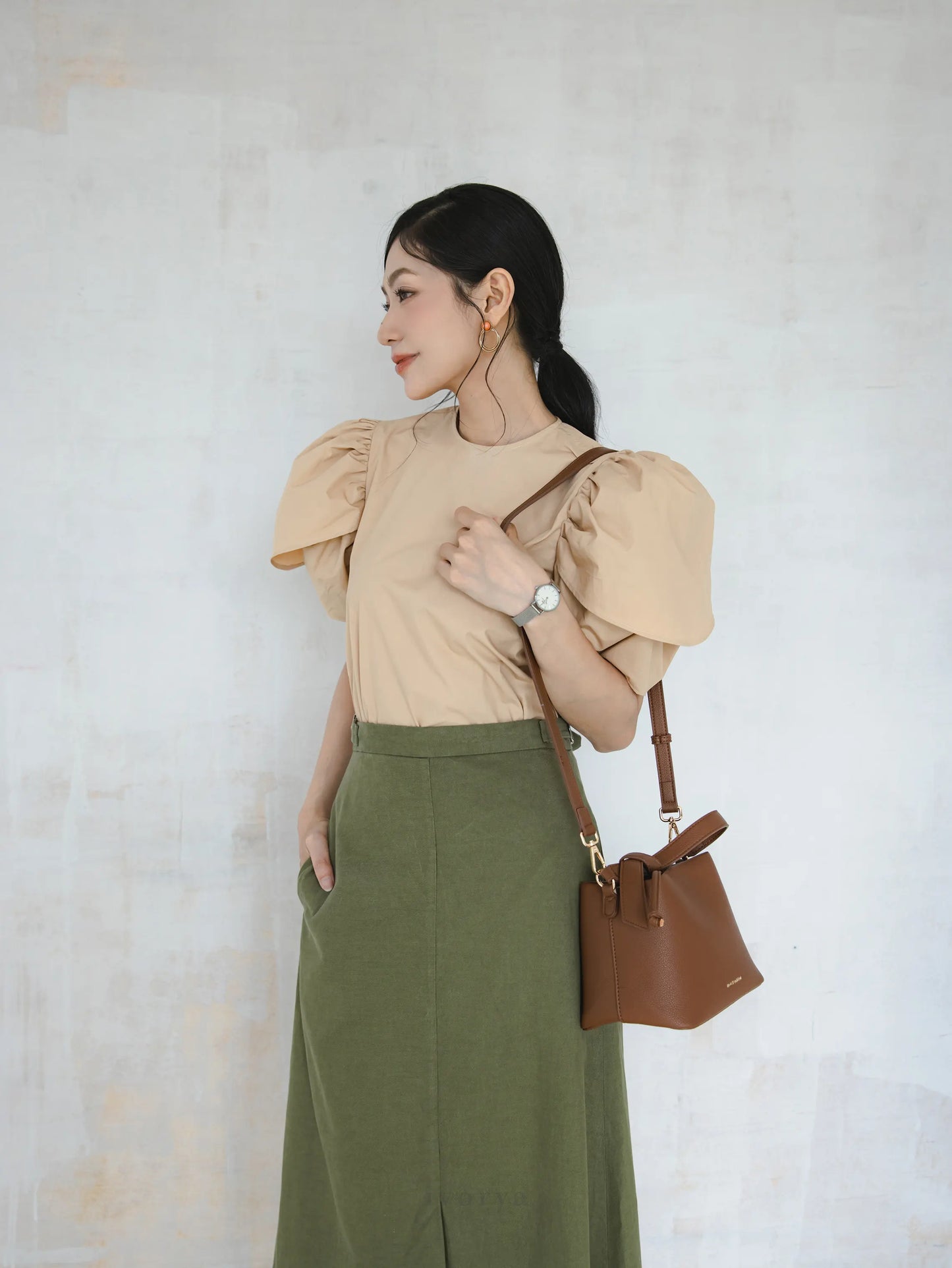 Áo kiểu nữ màu be, cổ tròn và tay áo phồng - SH9834