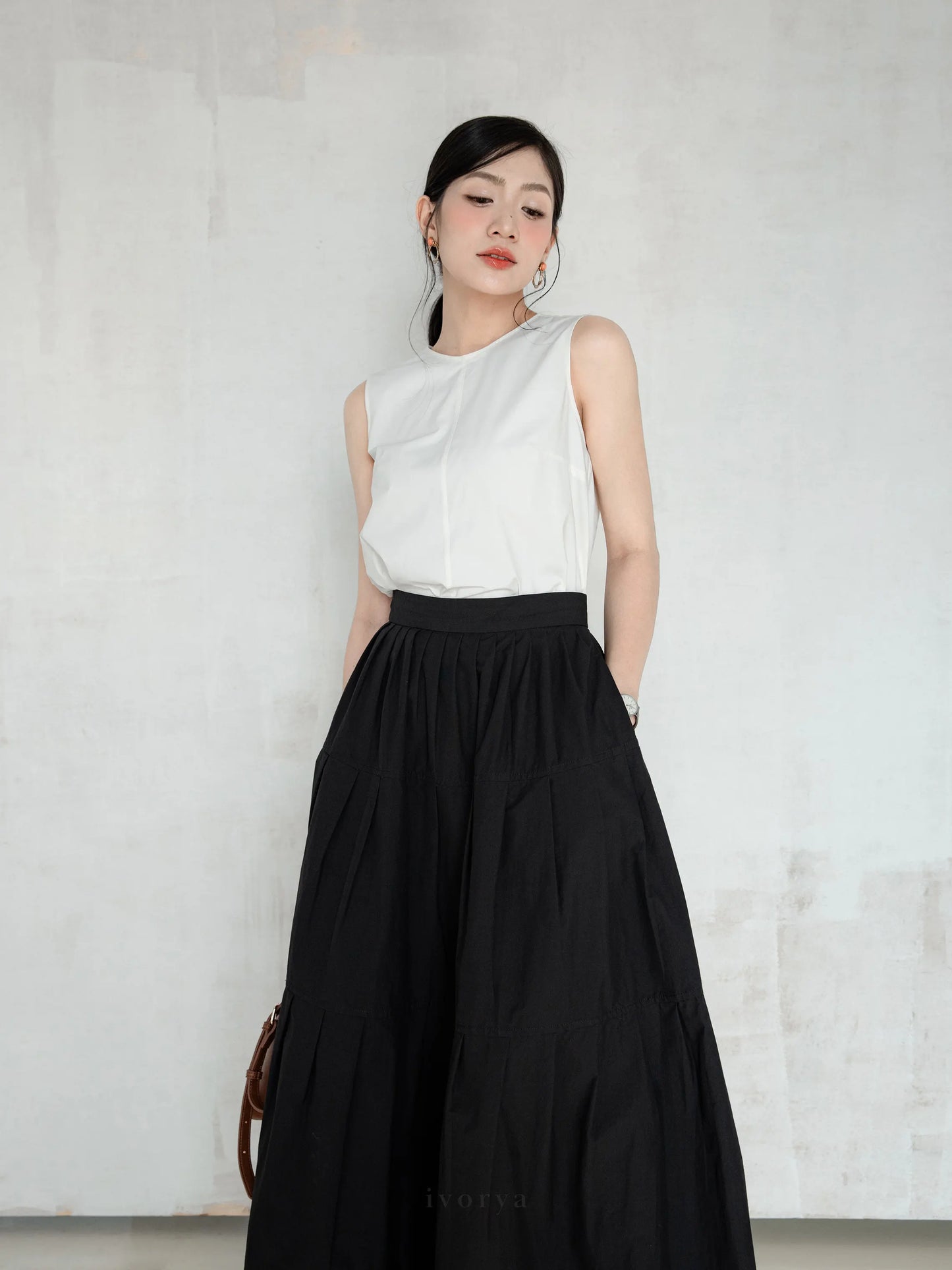 Chân váy midi xòe màu đen - SK9821