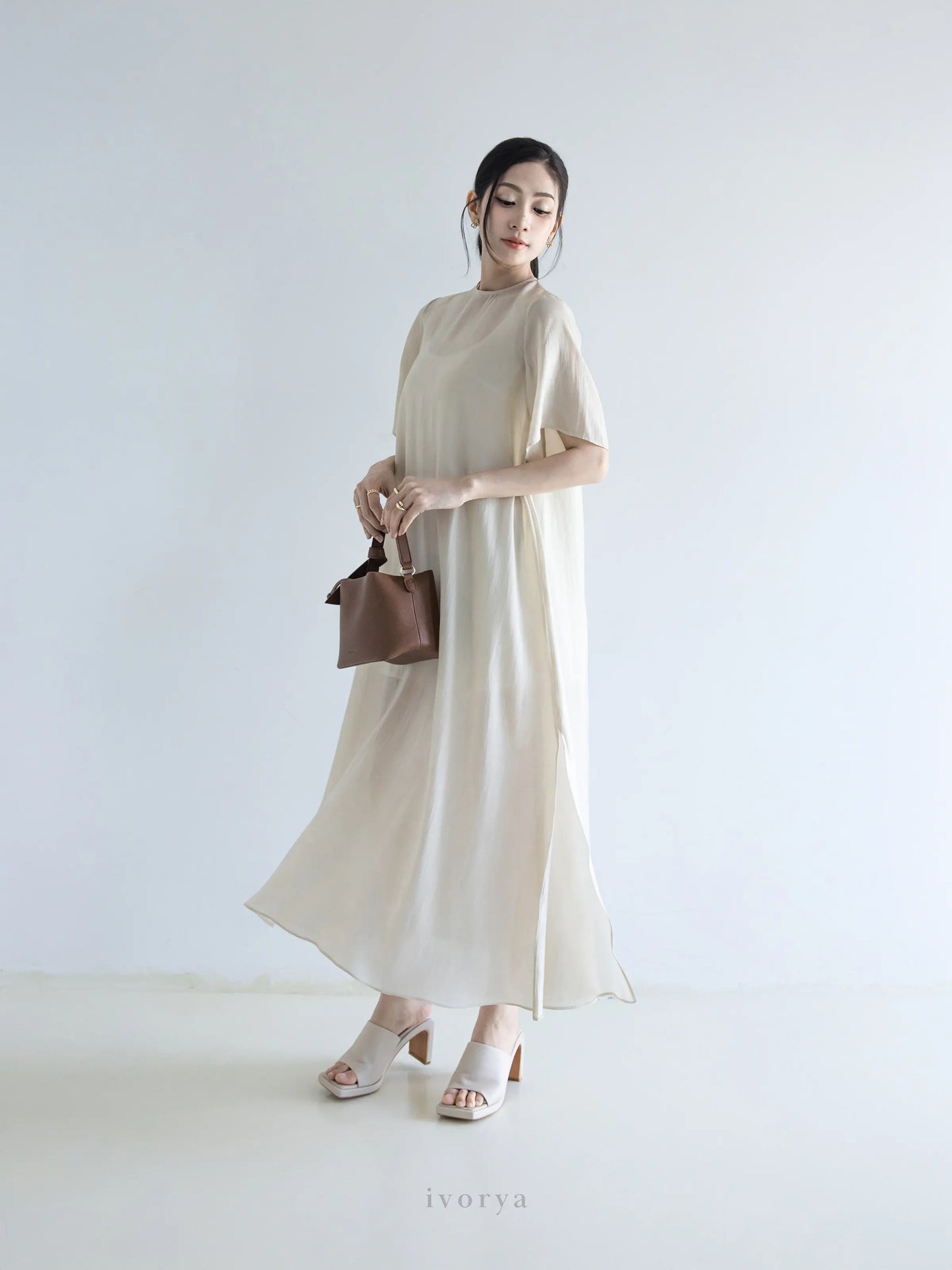 Đầm nữ form rộng màu be xẻ tà bên sườn, kèm dây đai rời - YD9922