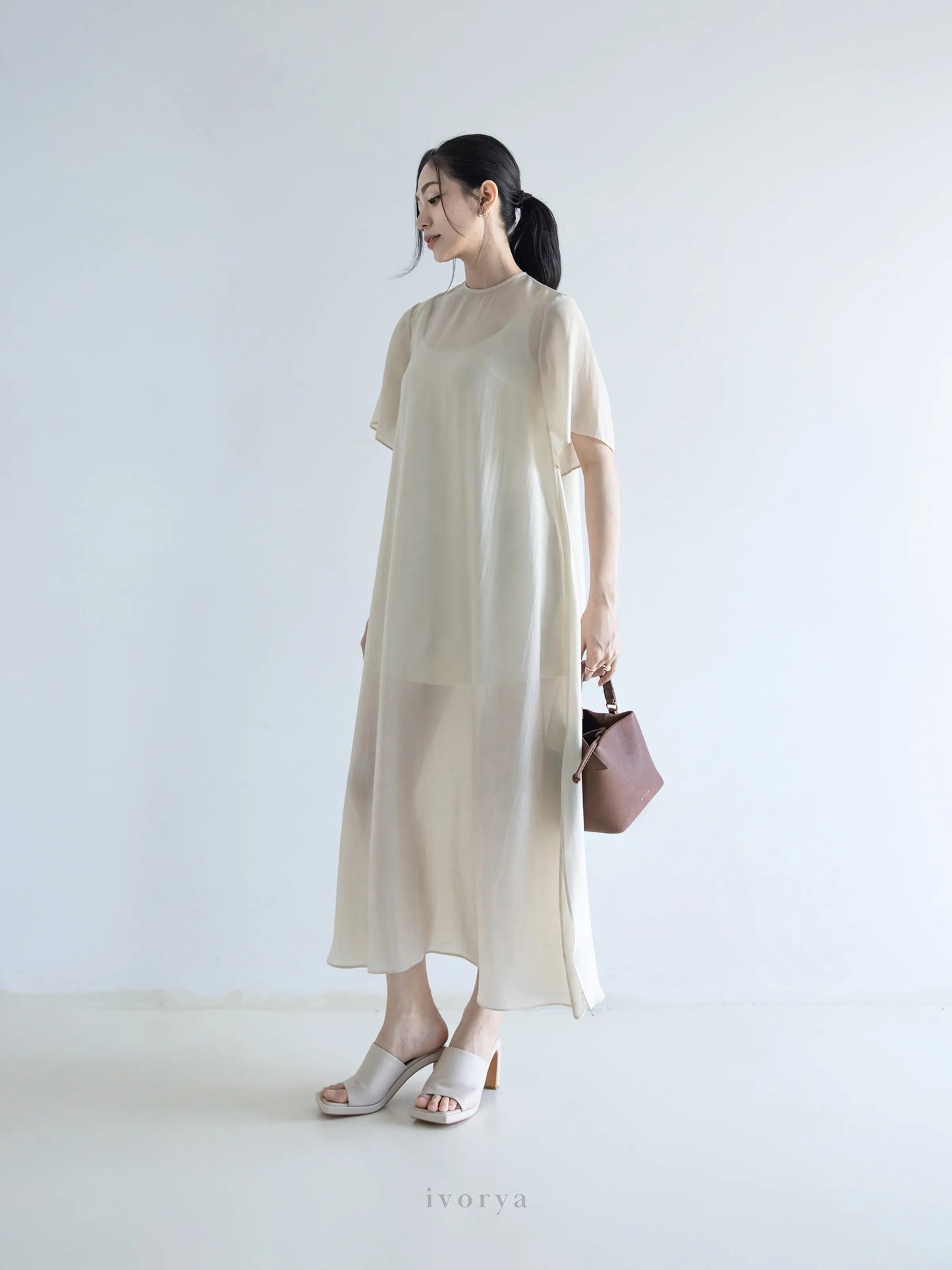 Đầm nữ form rộng màu be xẻ tà bên sườn, kèm dây đai rời - YD9922
