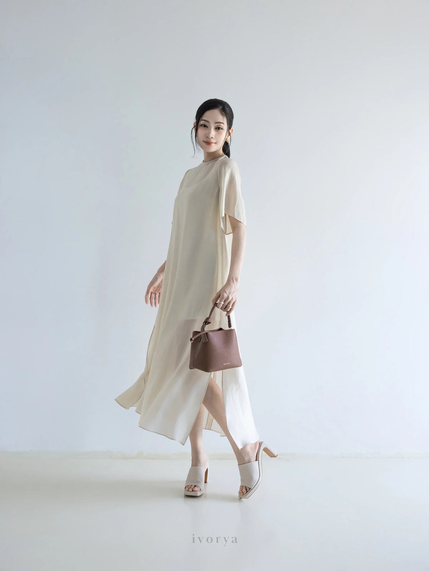 Đầm nữ form rộng màu be xẻ tà bên sườn, kèm dây đai rời - YD9922