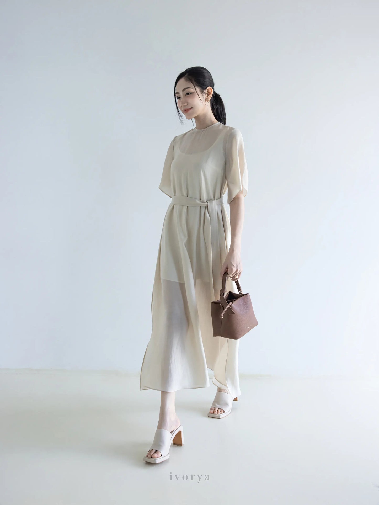Đầm nữ form rộng màu be xẻ tà bên sườn, kèm dây đai rời - YD9922