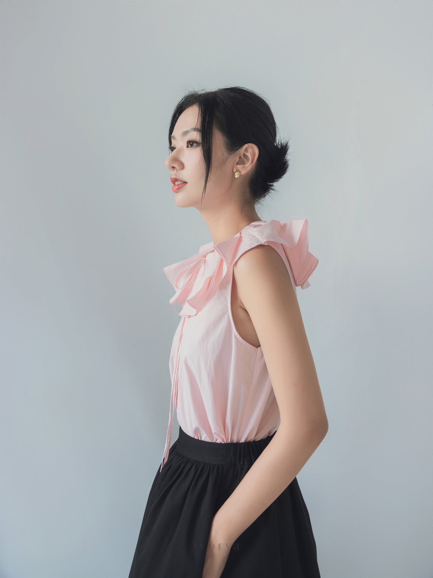 Áo sơ mi màu hồng cổ tròn có bèo cổ xếp ly và không tay - SH9963