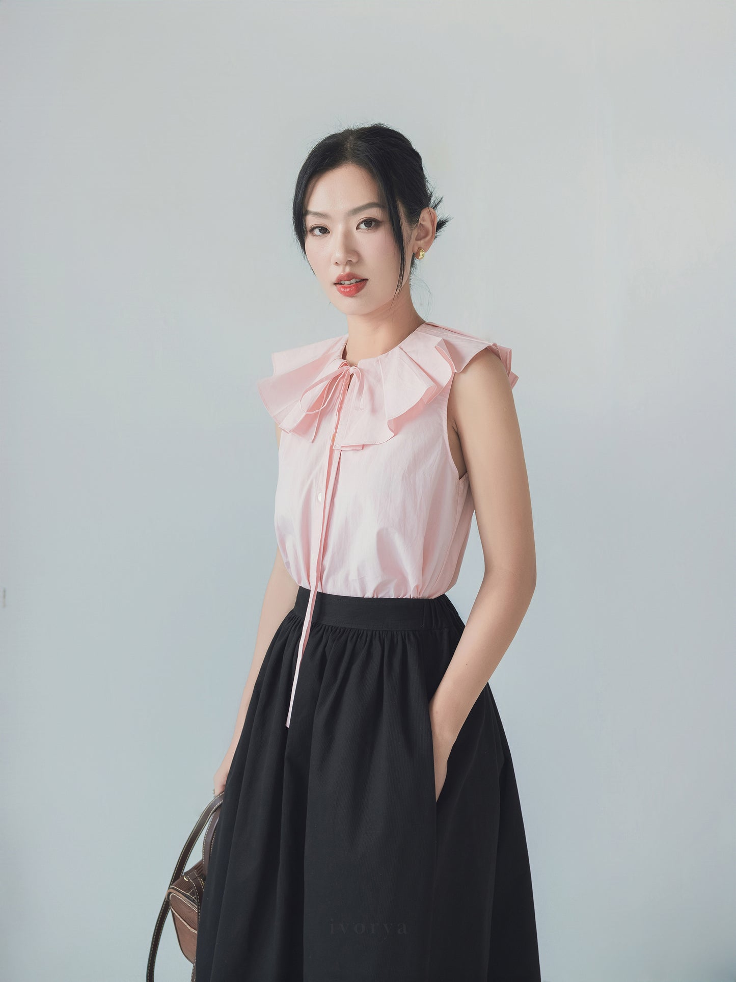 Áo sơ mi màu hồng cổ tròn có bèo cổ xếp ly và không tay - SH9963