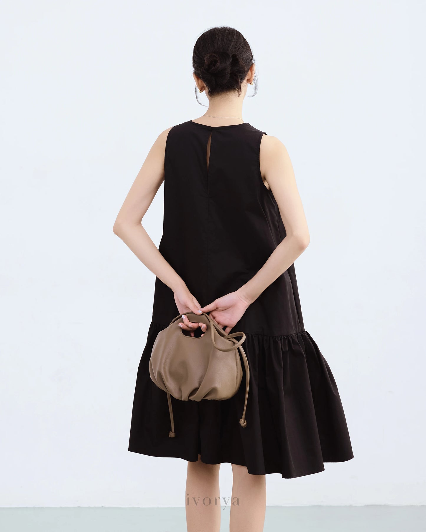 Đầm nữ form rộng cổ tròn không tay và bèo lai nhún nhẹ - YD9830