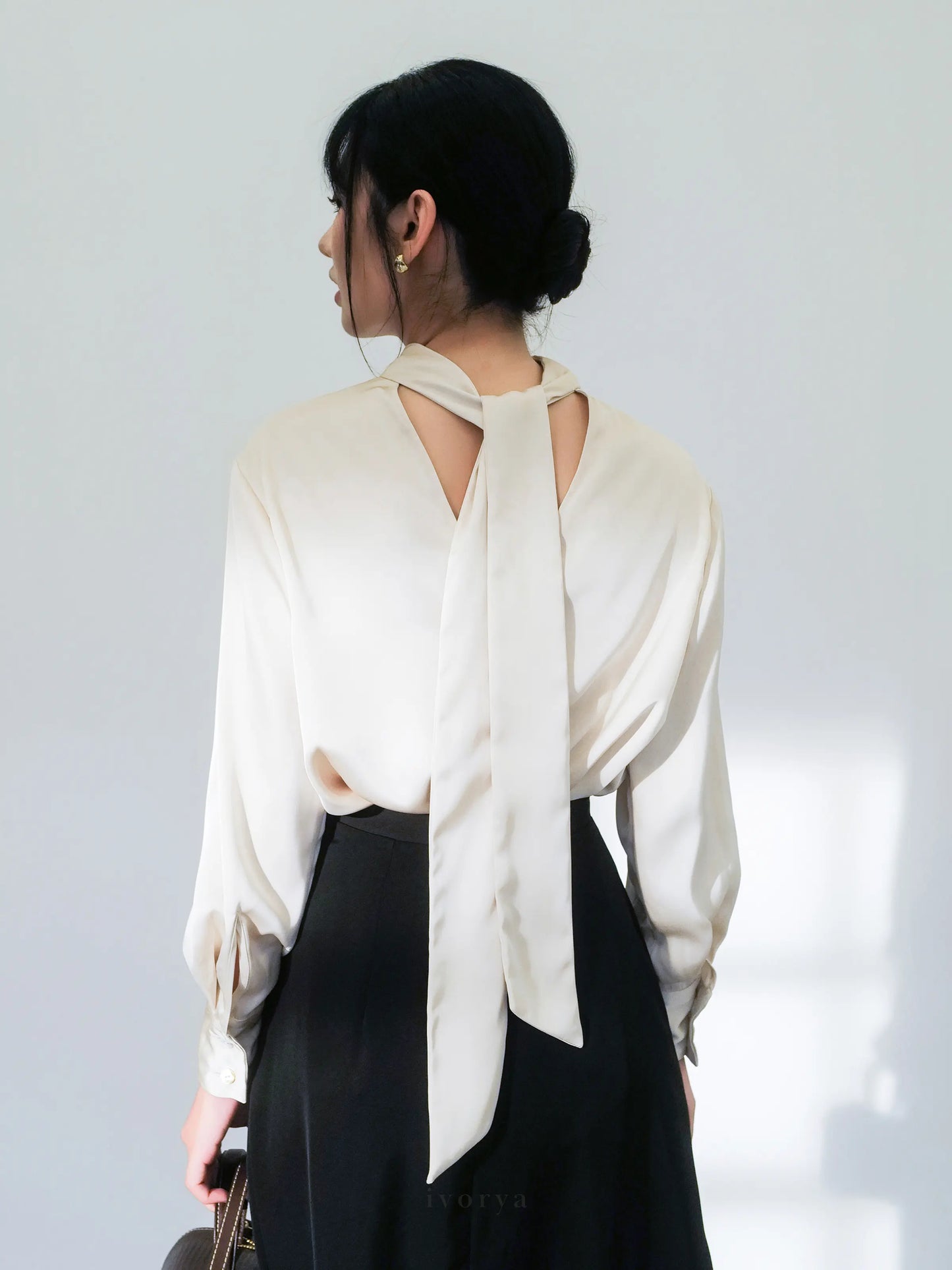 Áo kiểu nữ thắt nơ sau form rộng màu be - SH9985B