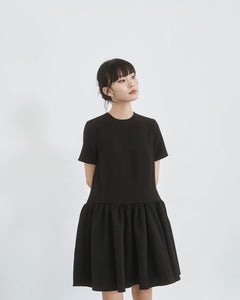 Đầm mini cổ tròn màu đen, tay ngắn và bèo lai nhún nhẹ - YD9861